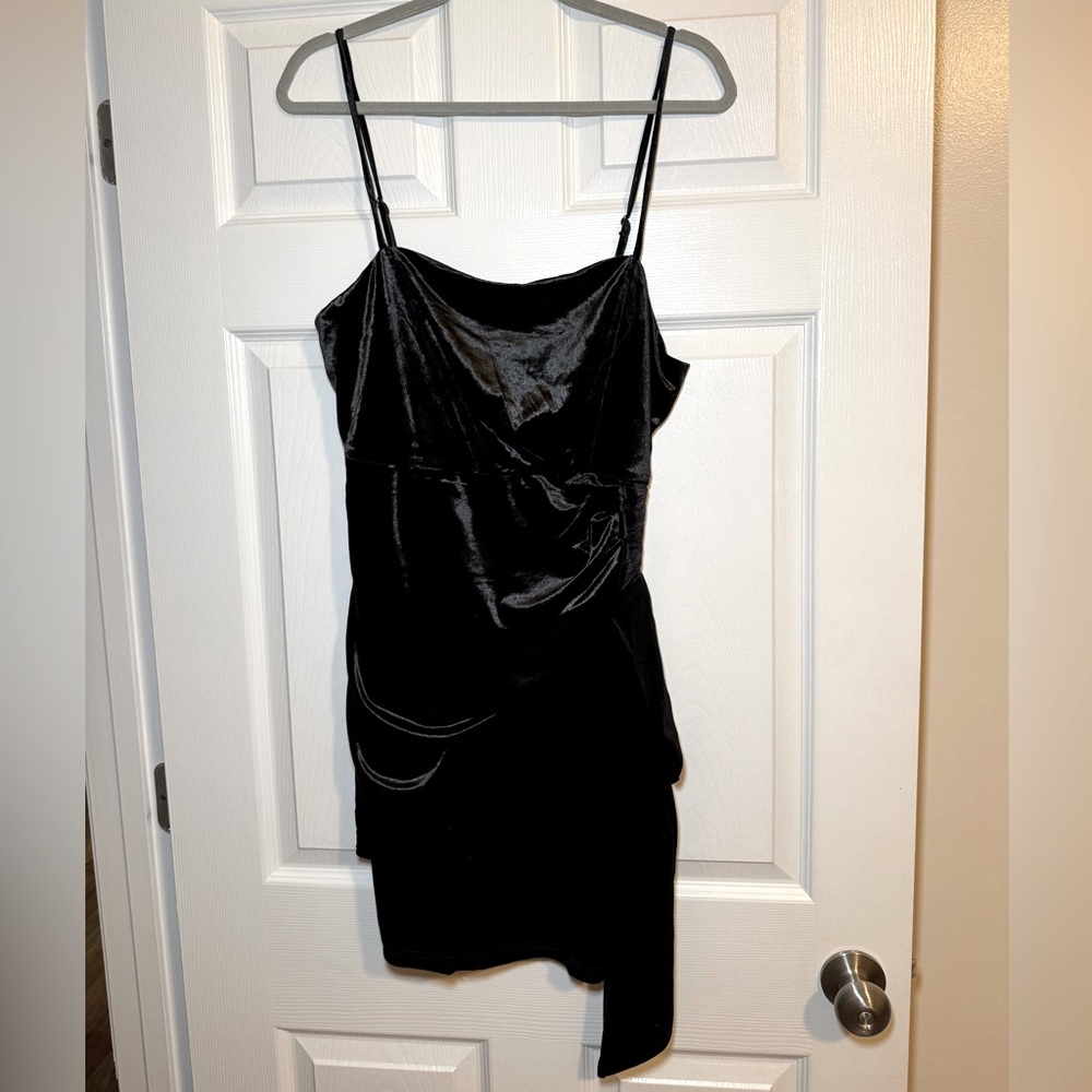 Pink Lily Boutique NWOT Women’s Mini Velvet Black Dress- Size Medium